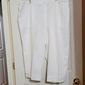 Alfred Dunner Women's Size 22W White Capris NWT